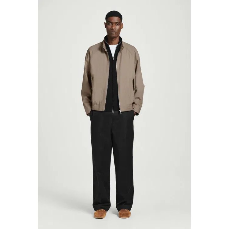6526b682e719a624d41b5e41_cos-minimal-suede-traiers_1763413384359.png
