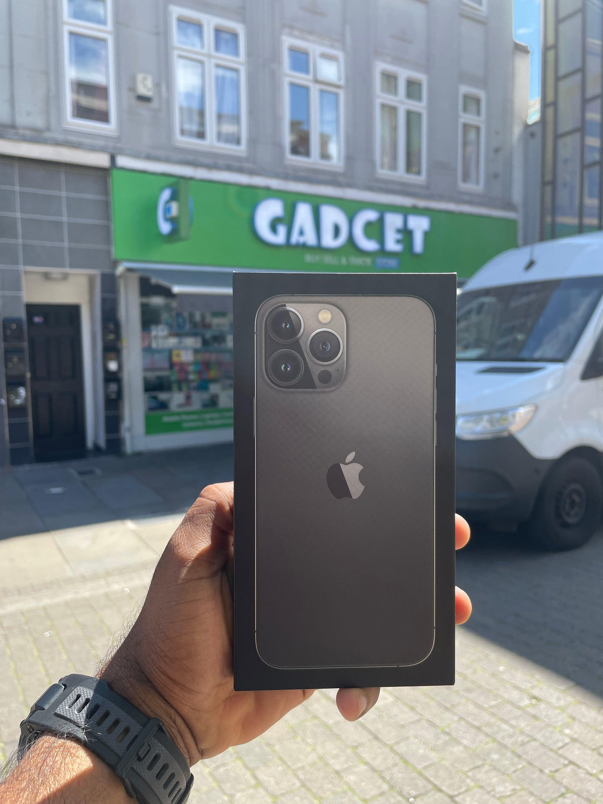 Are you looking for a great deal on an iPhone or accessories? Look no further than gadcet.com!