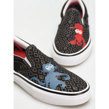 6526b682e719a624d41b5e41_1293051-vans-x-krooked-skate-slip-on-shoes-by-natas-for-ray-black_1764537409976.jpg