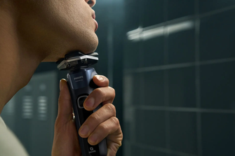 Philips Shaver Series 5000 - Wet & Dry Mens Electric Shaver with SkinIQ Technology, Pop-up Trimmer, Travel Case, Quick Clean Pod and Quick Clean Cartridge (Model S5885/25) - 3
