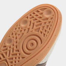 6526b682e719a624d41b5e41_adidas-originals-handball-spezial-alumina-earth-strata-gum-2-jq8903-0000-8_1764365891472.jpg