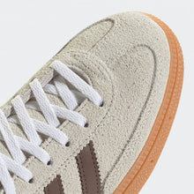 6526b682e719a624d41b5e41_adidas-originals-handball-spezial-alumina-earth-strata-gum-2-jq8903-0001-7_1764365891471.jpg