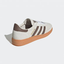 6526b682e719a624d41b5e41_adidas-originals-handball-spezial-alumina-earth-strata-gum-2-jq8903-0002-6_1764365891473.jpg
