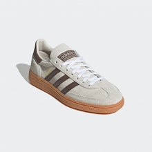 6526b682e719a624d41b5e41_adidas-originals-handball-spezial-alumina-earth-strata-gum-2-jq8903-0003-5_1764365891473.jpg