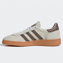 6526b682e719a624d41b5e41_adidas-originals-handball-spezial-alumina-earth-strata-gum-2-jq8903-0004-4_1764365891473.jpg