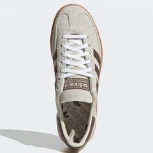 6526b682e719a624d41b5e41_adidas-originals-handball-spezial-alumina-earth-strata-gum-2-jq8903-0006-2_1764365891473.jpg
