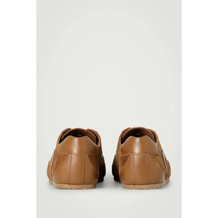 6526b682e719a624d41b5e41_cos-minimal-suede-t-rainers_1763413384361.png